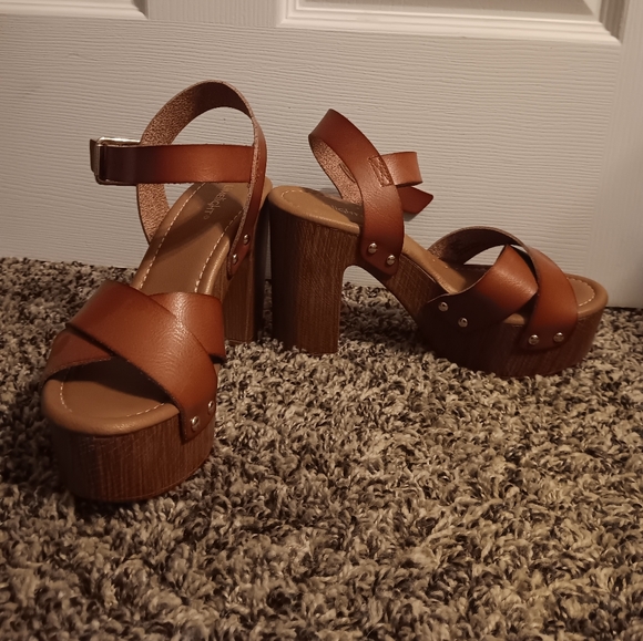 ***NEW IN BOX***Wooden Platform Sandal - Picture 2 of 3